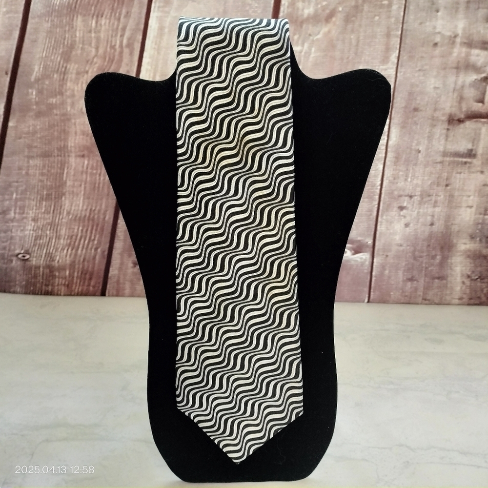 Geoffrey Beene Silk Necktie Black and Silver Wavy Pattern Jacquard Tie Luxury